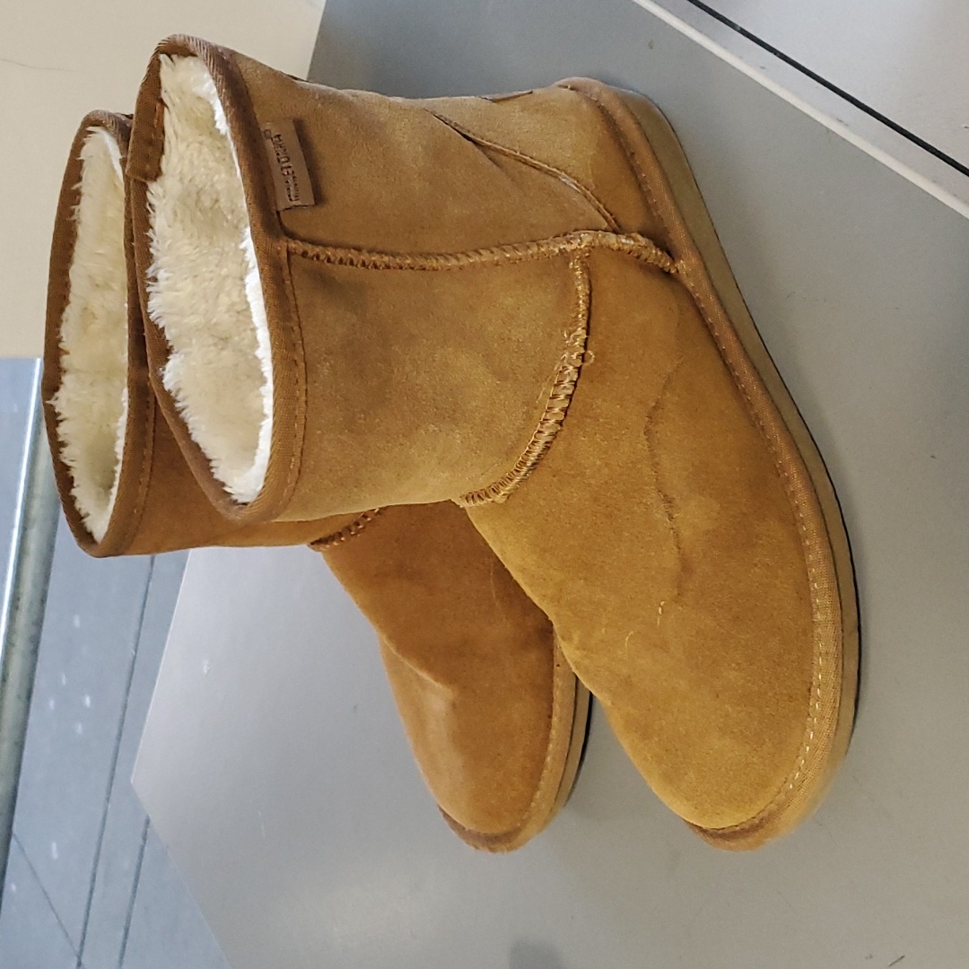 Minnetonka Boots Sz 10